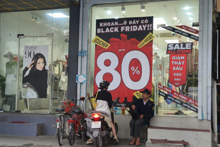 Black Friday: Loạt cửa hàng giảm giá đến 80%, bất ngờ với động thái của người tiêu dùng