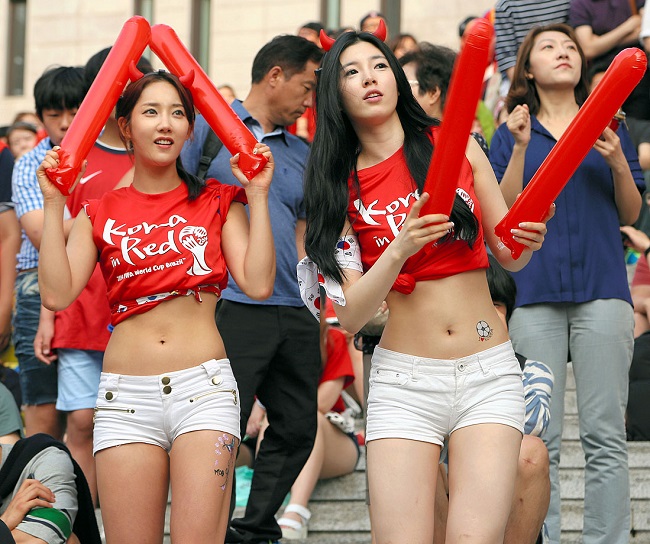 Cổ động viên Hàn Quốc từng có có phong cách rực lửa khi cổ vũ đội nhà - 2
