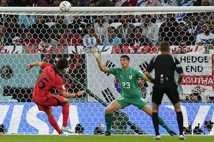 Trực tiếp bóng đá Uruguay - Hàn Quốc: 2 cú sút xa suýt thành bàn (World Cup) (Hết giờ) - 17