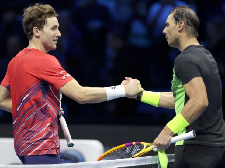 Nadal vui đùa với đàn em Ruud, hỏi Djokovic có trả cúp Australian Open