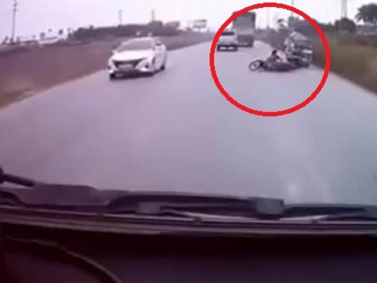Clip: Bẻ lái né họa tông xe tải, ô tô hất văng 2 người đi xe máy rồi chạy “mất bóng”