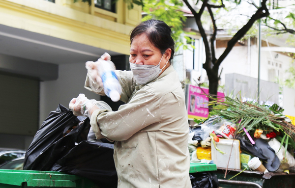 Phận đời bất hạnh của người phụ nữ hơn 60 tuổi vẫn đi nhặt rác nuôi cả gia đình - 15