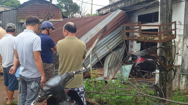 Nữ tài xế lái xe Mecerdes tông sập nhà dân ở Bình Phước - 1
