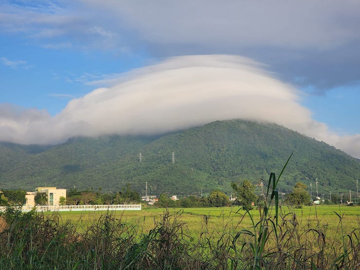 Sau núi Bà Đen, đám mây lạ xuất hiện trên 2 núi khác