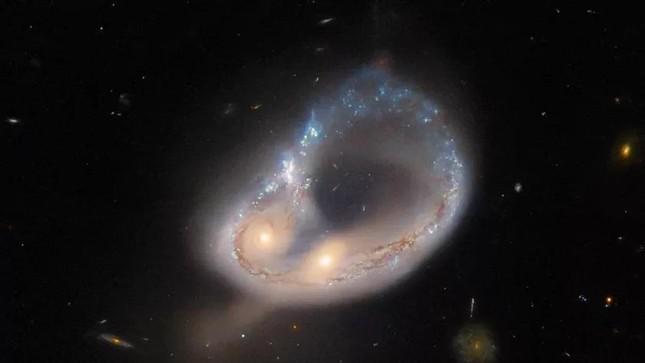 Hai thiên hà va chạm trực diện tạo ra vòng tròn tuyệt đẹp - 1
