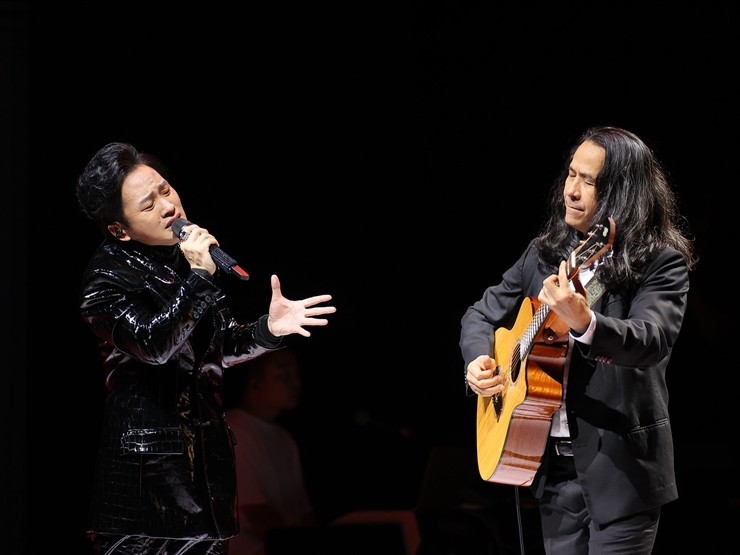 &#34;Bữa tiệc&#34; âm nhạc đẳng cấp gói trọn 20 năm ca hát của Tùng Dương khiến 4000 khán giả say mê - 3