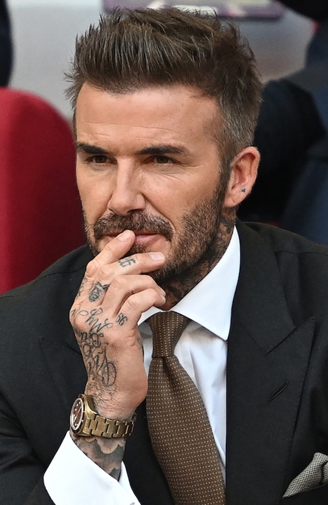 Có mặt tại khán đài sân Khalifa tối 21/11 (giờ Hà Nội) để cổ vũ đội nhà đánh bại tuyển Iran, David Beckham nổi bật với vẻ ngoài phong độ, lịch lãm ở tuổi 47.
