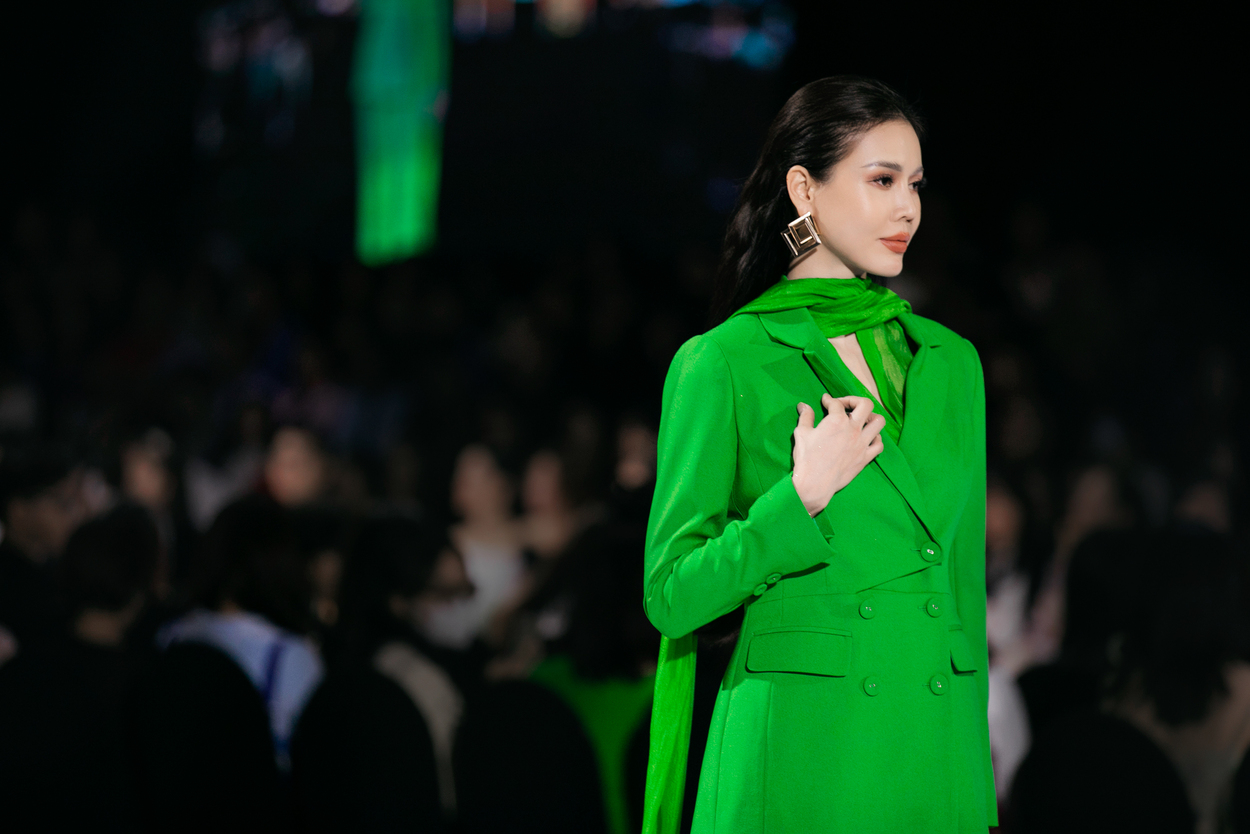 Thanh Hằng quyền lực với corset đỏ kết show Helene Hoài - 9