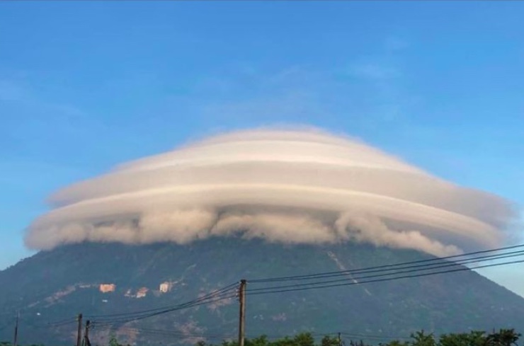 Nóng trong tuần: Giải mã sự xuất hiện của đám mây khổng lồ hình đĩa bay trên núi Bà Đen - 1