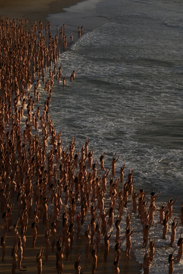 Dự án đặc biệt thu hút 2.500 người tham gia khỏa thân trên bãi biển - 1
