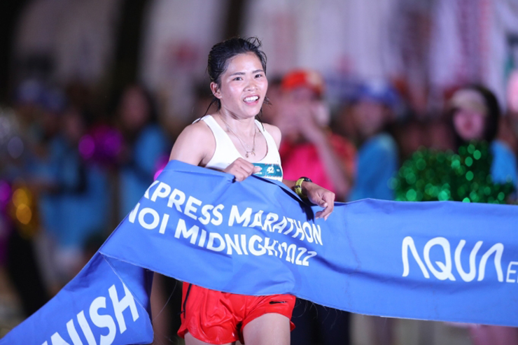 Nóng nhất thể thao tối 27/11: Lèo Thị Tình vô địch marathon chạy đêm Hà Nội - 1