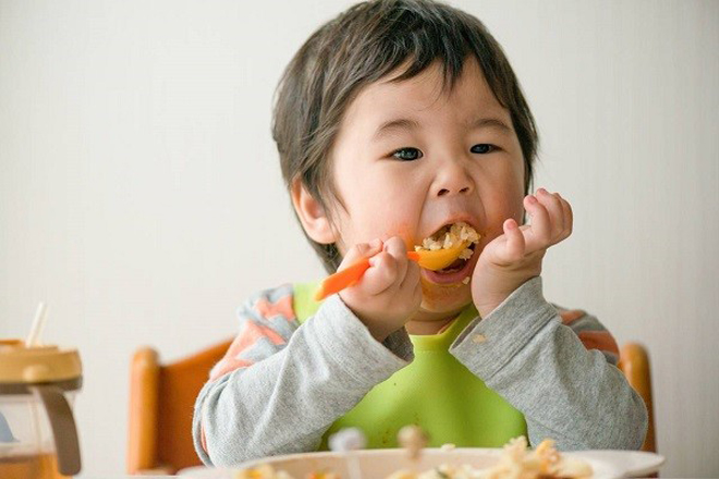 3 việc bố mẹ càng nghiêm khắc con càng phát triển, cao lớn vượt trội