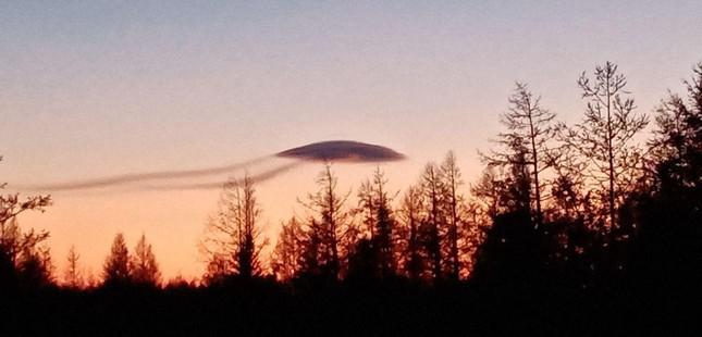 Vật thể lạ giống UFO được nhìn thấy bay trên bầu trời của Nga