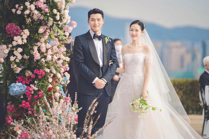 Vợ chồng Hyun Bin nhận chúc phúc con trai đầu lòng - 1