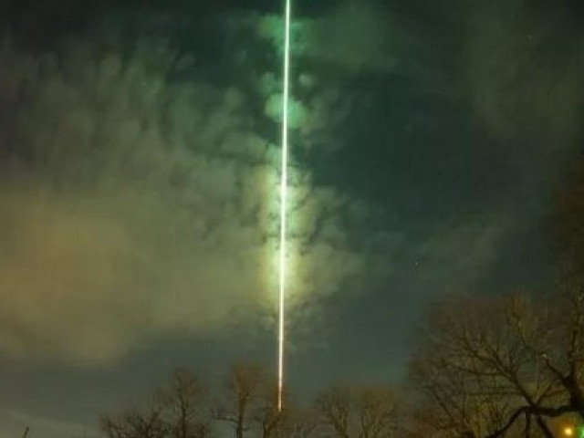 Cầu lửa xanh từ vũ trụ hạ cánh xuống biên giới Mỹ - Canada trong đêm