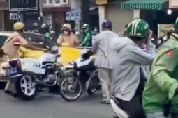 Clip: Ô tô tông ngã mô tô CSGT rồi bỏ chạy