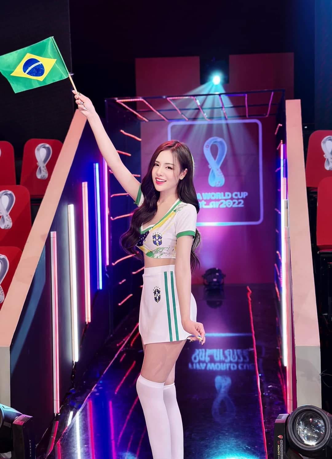 Hot girl 2K1 cổ vũ Brazil: Facebook cá nhân &#34;hot&#34; gấp 10 lần nhờ &#34;Nóng cùng World Cup&#34; - 4