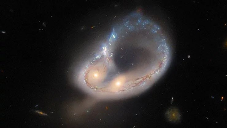 Hình ảnh ngoạn mục về cảnh hợp nhất các thiên hà - 1