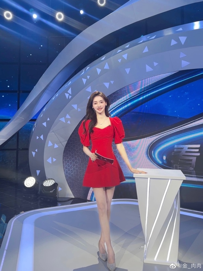 Nữ MC dẫn sóng World Cup gây nghẽn mạng vì quá xinh đẹp - 2
