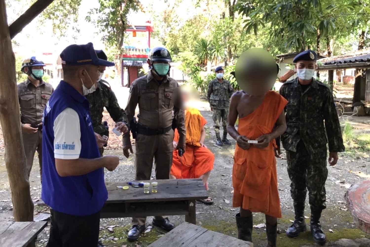 Thái Lan: Cảnh sát đột kích chùa, phát hiện điều &#34;gây sốc&#34; về các nhà sư - 1