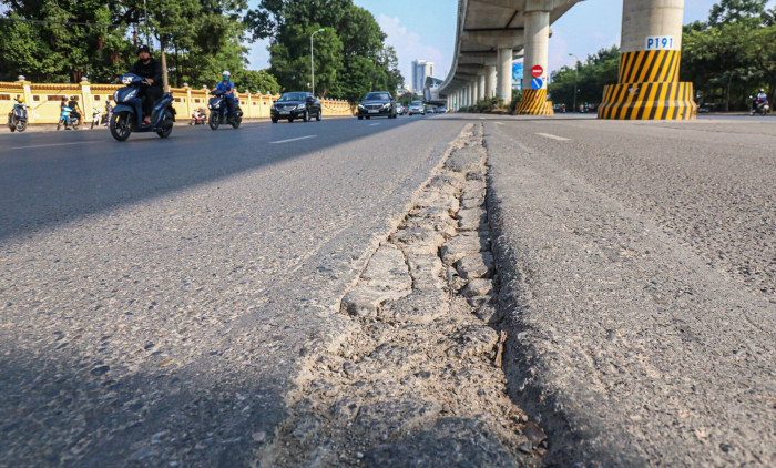 Cận cảnh đường bên dưới tuyến Nhổn - ga Hà Nội xuống cấp... như đường làng - 4