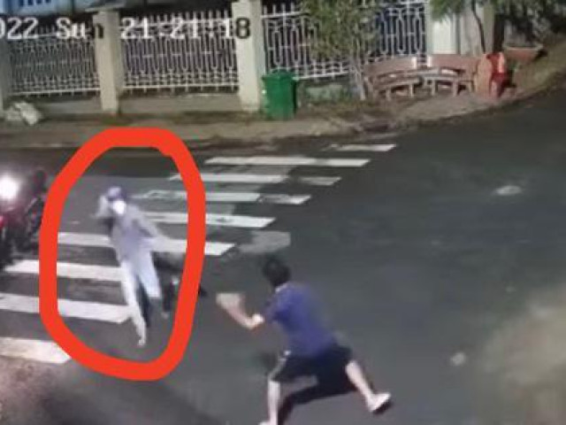 CLIP: Người phụ nữ bị tên cướp dùng dao cứa cổ trên đường phố Biên Hòa