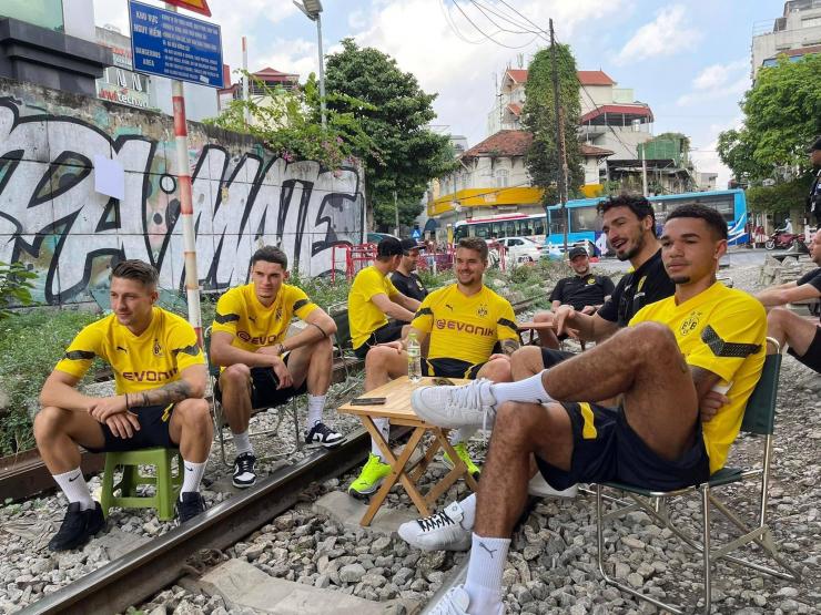 Xôn xao hình ảnh nhiều cầu thủ Dortmund ngồi ”cà phê đường tàu”
