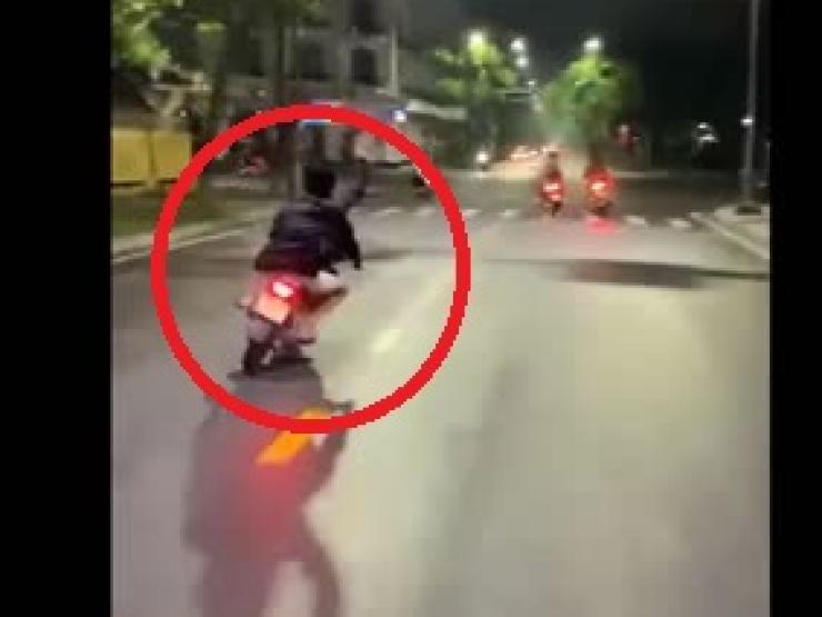 Clip: Phóng xe máy làm trò, đánh võng, 2 người đi xe máy gặp “cái kết đắng”