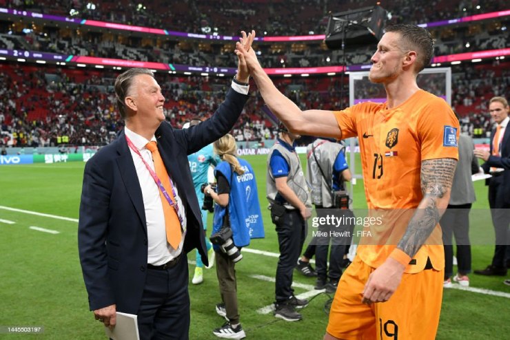 Van Gaal nổi cáu vì Hà Lan bị chê đá &#34;buồn ngủ&#34;, HLV Qatar lo mất việc sau World Cup - 1