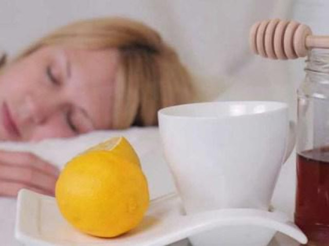 Uống nước mật ong ấm trước khi ngủ có nên không? Đây là ý kiến của chuyên gia