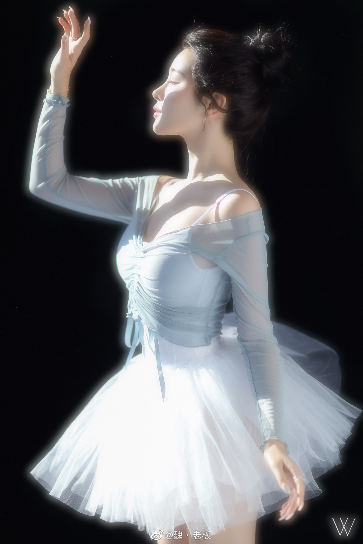 Người mẫu MXH thu hút khi diện trang phục múa ballet - 1