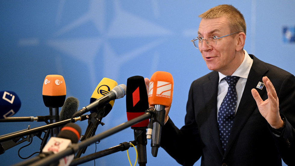 Ngoại trưởng Latvia kêu gọi NATO &#34;cho phép&#34; Ukraine tấn công lãnh thổ Nga: Moscow đáp trả - 1