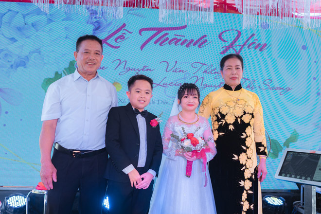 Cặp đôi tí hon có chiều cao bằng trẻ 9 tuổi chia sẻ về chuyện tình lãng mạn - 1