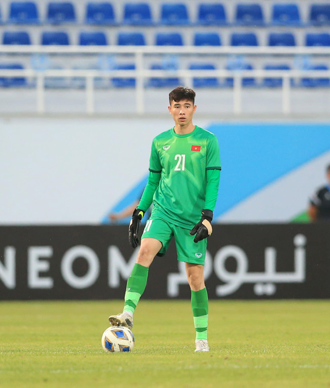 Quan Văn Chuẩn (sinh năm 2000) là thủ môn đầu quân cho câu lạc bộ Hà Nội. 
