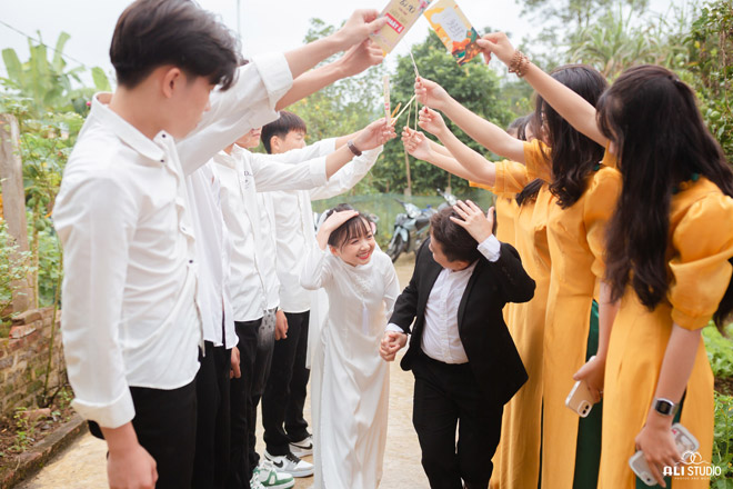 Cặp đôi tí hon có chiều cao bằng trẻ 9 tuổi chia sẻ về chuyện tình lãng mạn - 2