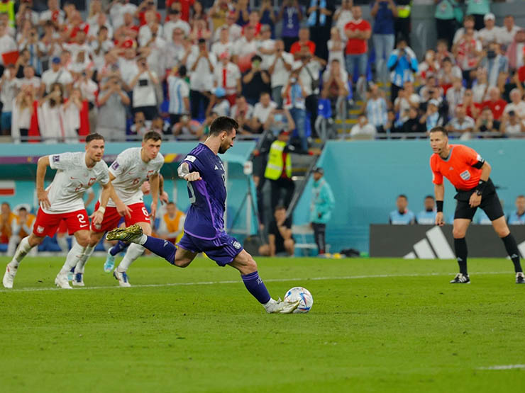 Messi vượt Maradona tại World Cup, phớt lờ Lewandowski (Clip Tin nóng bóng đá 24h) - 1