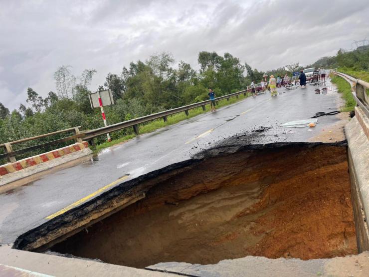 Quảng Nam: Xuất hiện “hố tử thần” sâu 8m sau cơn mưa lớn
