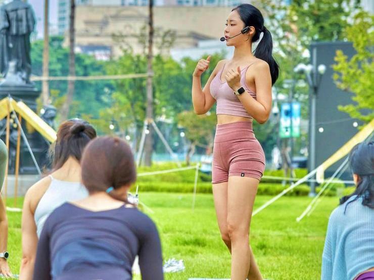 Người đẹp yoga ”gây sốt” khi diện đồ tập quyến rũ dạy học viên ở nơi công cộng
