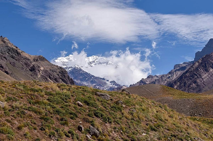 2. Argentina là nơi có cả điểm cao nhất và điểm thấp nhất của Nam bán cầu. Điểm cao nhất là núi Aconcagua, ở Mendoza, đỉnh cao 6.962m. Điểm thấp nhất là Laguna del Carbon, một hồ muối nằm ở tỉnh Santa Cruz, nằm ở độ sâu 105 mét dưới mực nước biển.
