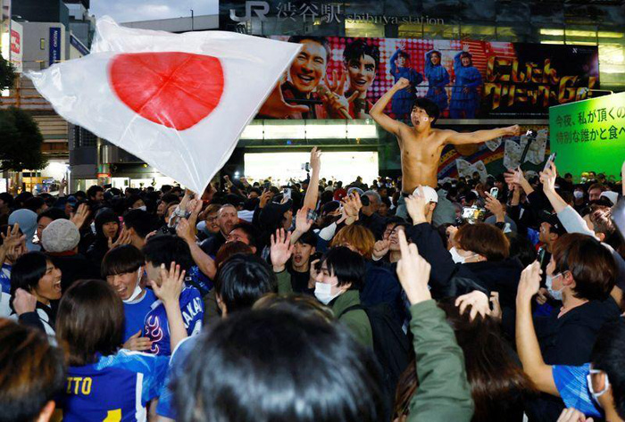 Nhật Bản hạ Tây Ban Nha: Fan cởi trần ăn mừng ở Tokyo, mơ cúp vàng về châu Á - 1