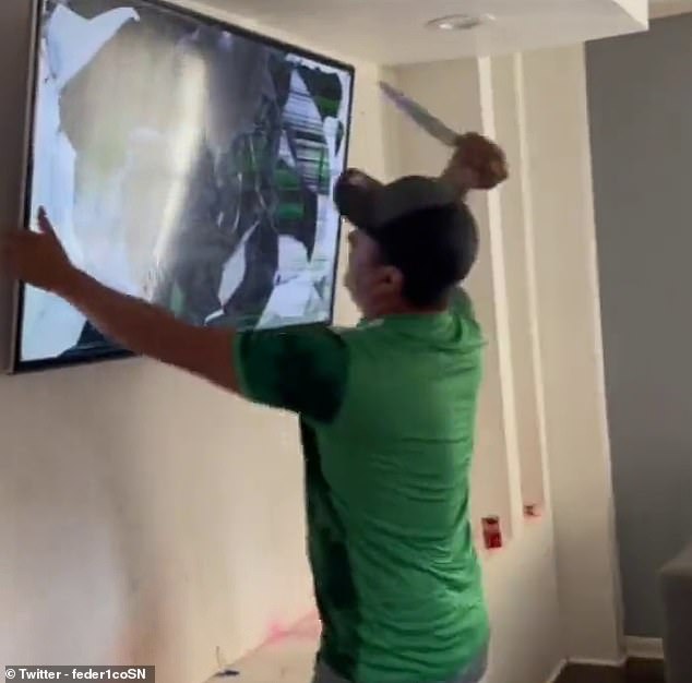Video: Đội tuyển bị loại khỏi World Cup, cổ động viên Mexico hành động mất kiểm soát - 1