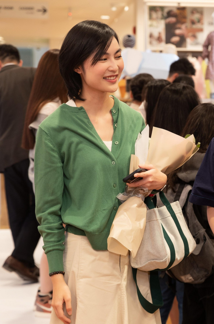 Sao Việt diện đồ đông: Diễm My 9X, H&#39;Hen Niê, Lương Thùy Linh trẻ trung với váy ngắn - 12