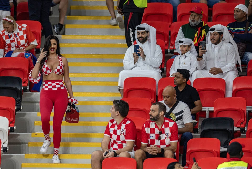 Tại sao nữ cổ động viên ăn mặc gợi cảm trên khán đài World Cup 2022 vẫn chưa bị xử phạt? - 1