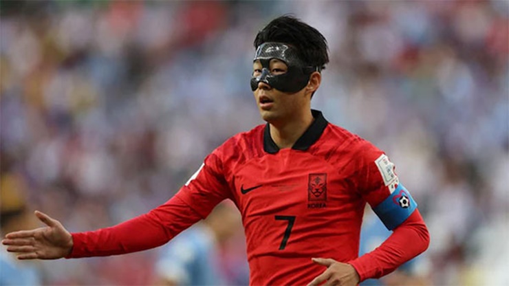 Đêm qua, Hàn Quốc đã lội ngược dòng, thắng Bồ Đào Nha để đặt chân vào vòng 1/16 của World Cup 2022. Trong đó có sự toả sáng của Son Heung min ở phút bù giờ.
