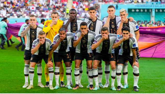 Hành động của đội tuyển Đức ở World Cup bị chế giễu trên truyền hình Qatar - 1