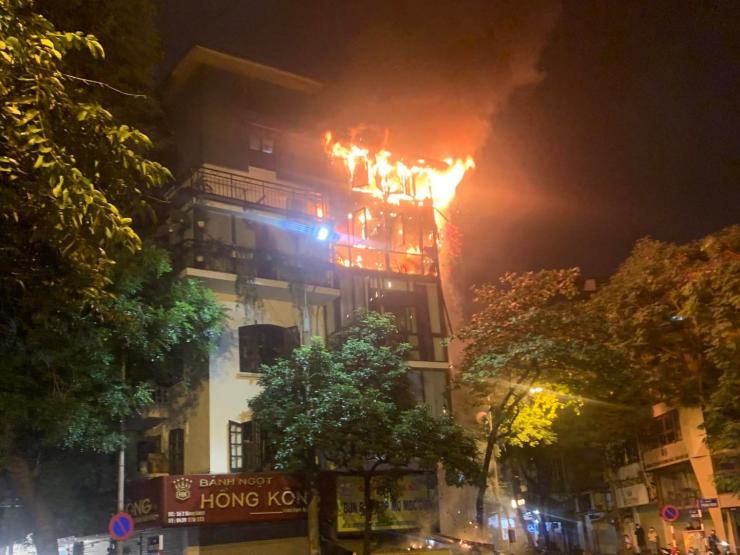 Hà Nội: Cháy lớn tại ba cửa hàng ở phố cổ trong đêm