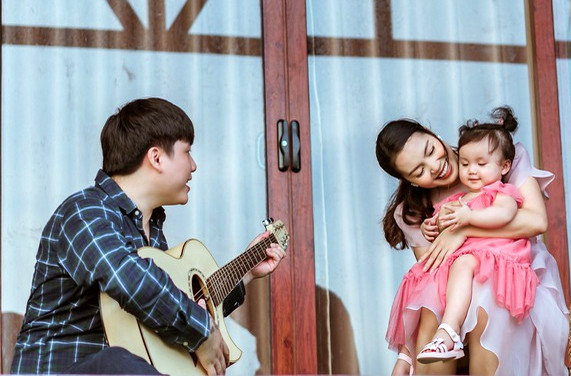 Con gái 3 tuổi của Nguyễn Ngọc Anh hát ca khúc mới cùng bố mẹ - 1