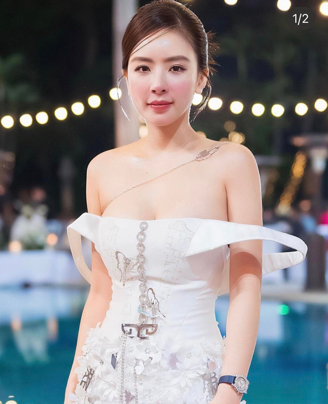 Người đẹp Phương Bora mặc váy gây tranh cãi trong tiệc cưới