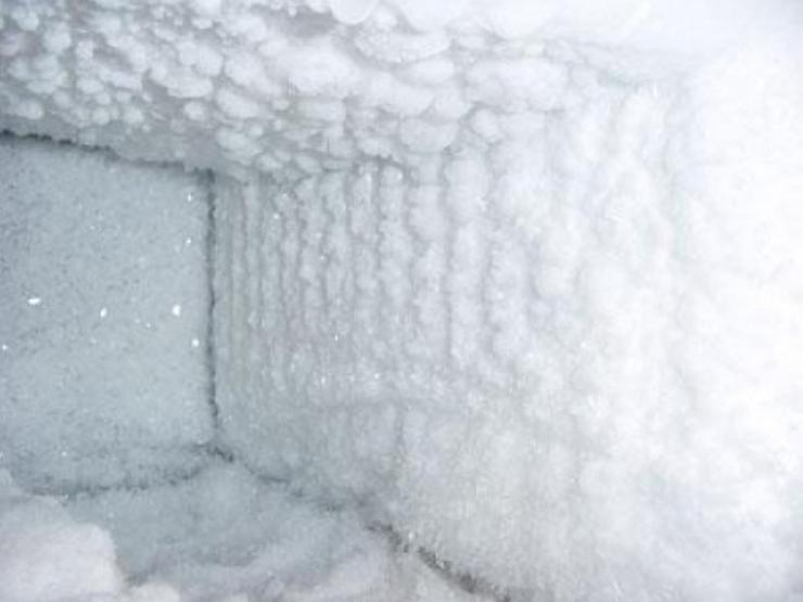 Đừng cạo tủ lạnh khi đóng tuyết, chỉ cần dùng một chai nhựa đá sẽ rơi xuống trong 5 phút