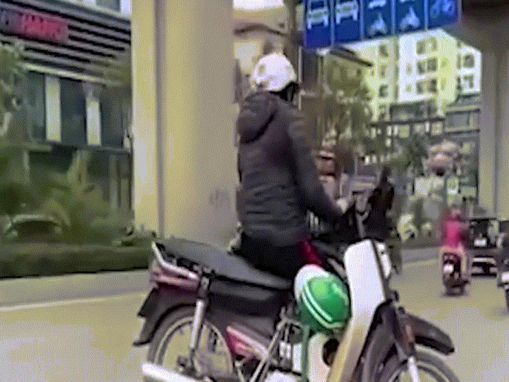 Thót tim cảnh xe máy ”công kênh cả người lẫn xe” đi vun vút giữa phố